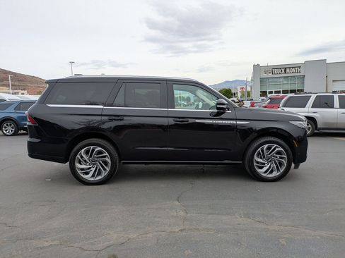 Used 2025 Lincoln Navigator Reserve AWD/4WD image 2
