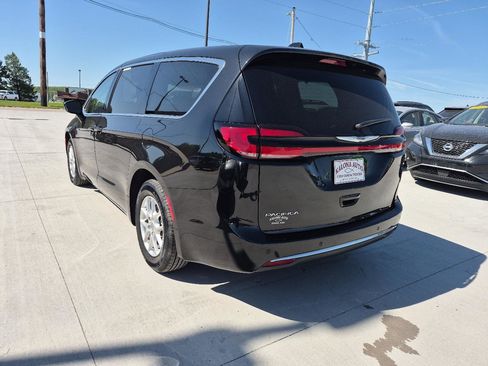 Used 2023 Chrysler Pacifica Touring-L FWD image 8
