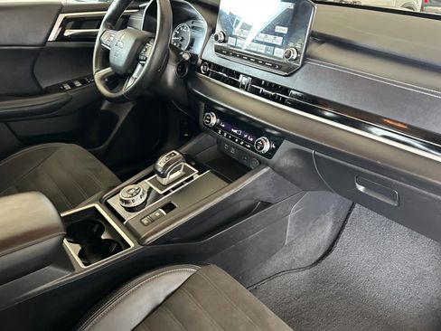 Used 2024 Mitsubishi Outlander SE image 18