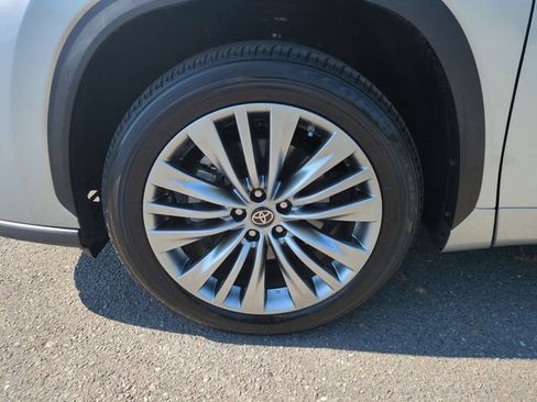 Used 2023 Toyota Highlander Platinum FWD image 10
