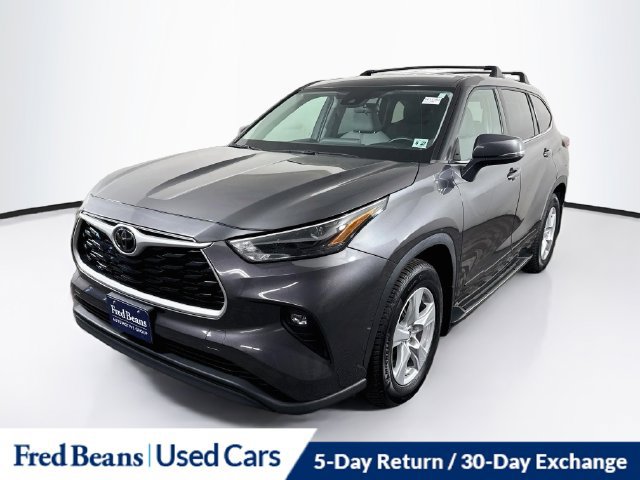 Used 2022 Toyota Highlander LE AWD/4WD image 3