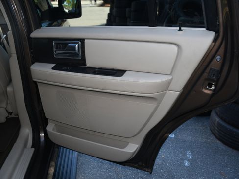Used 2017 Lincoln Navigator Select image 20