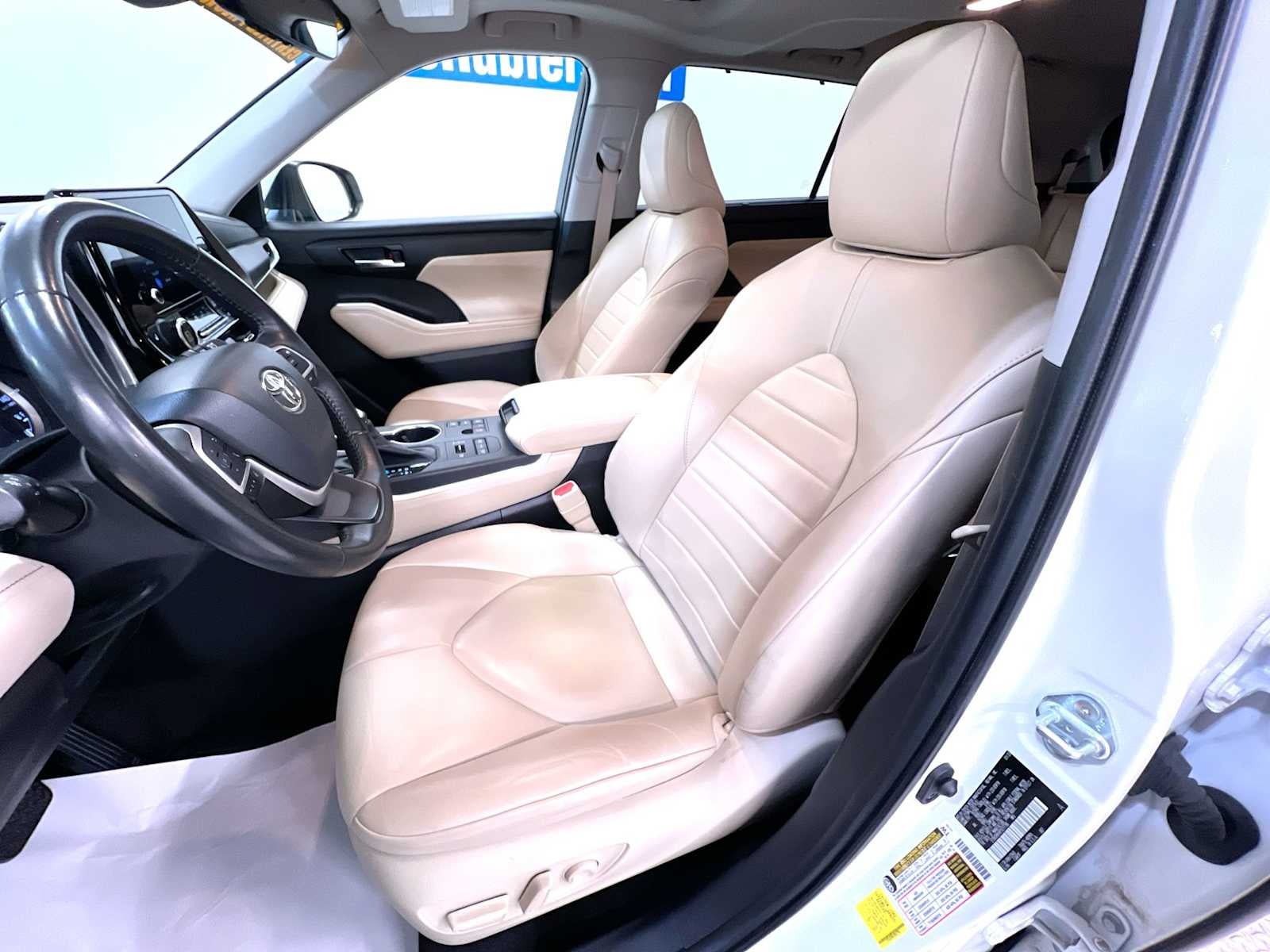Used 2023 Toyota Highlander XLE AWD/4WD image 14