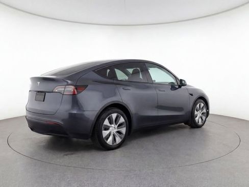 Used 2024 Tesla Model Y 2WD image 7