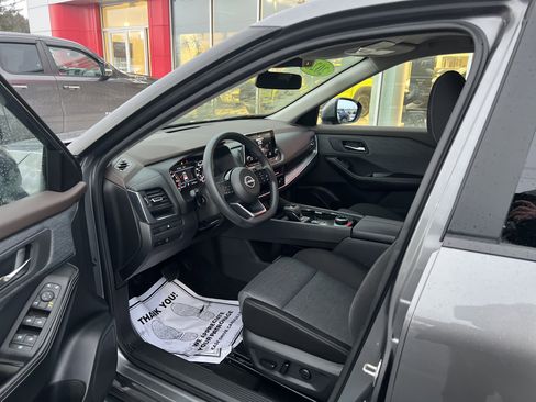 Used 2023 Nissan Rogue SV image 3