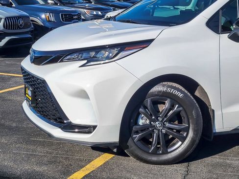 Used 2025 Toyota Sienna XSE image 3