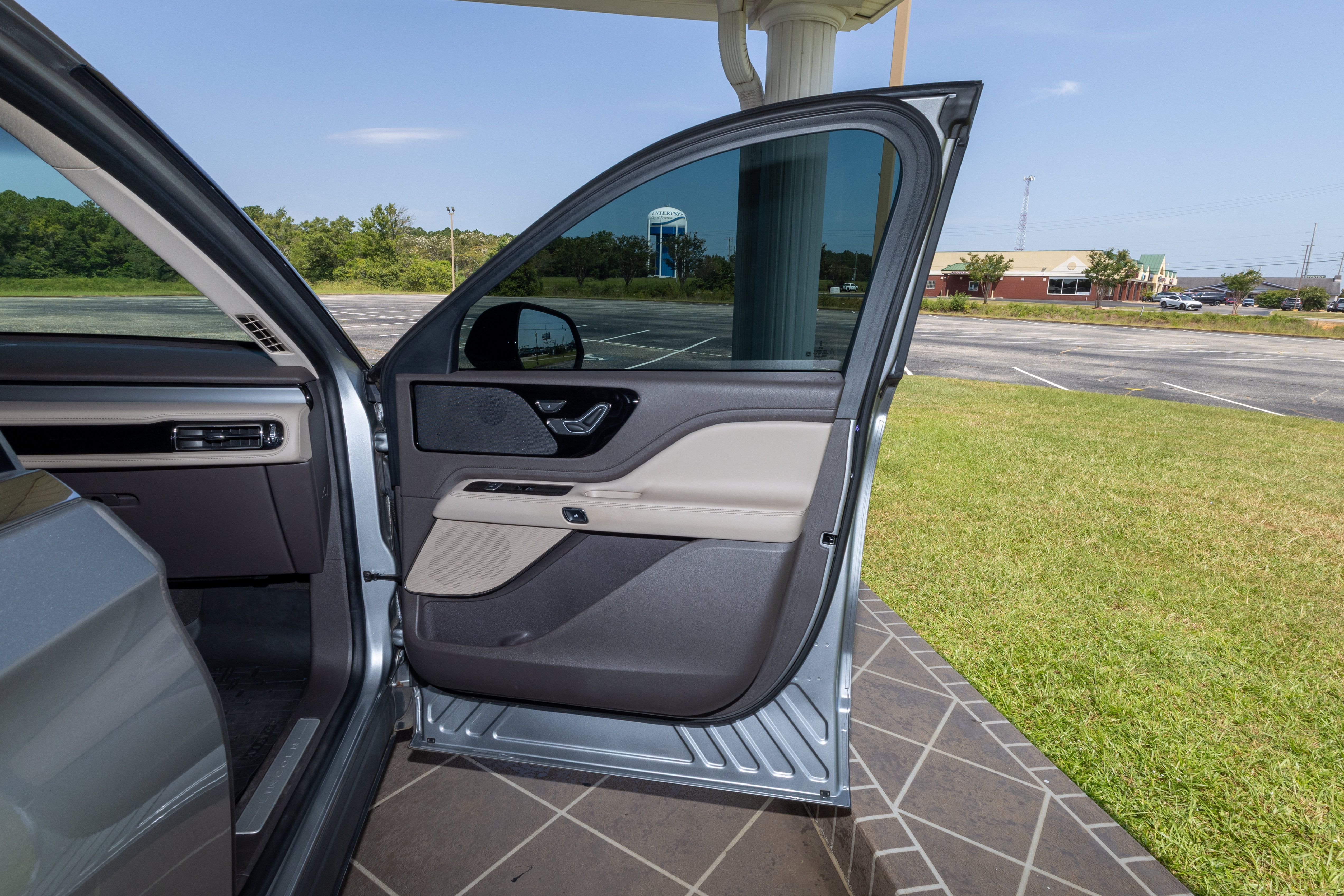 Used 2023 Lincoln Aviator 2WD w/ Premium Package image 24