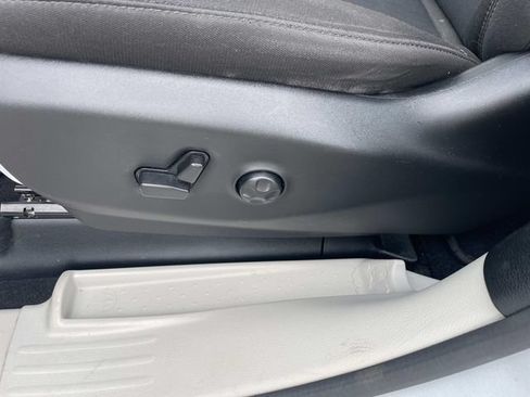Used 2023 Chrysler Voyager LX FWD image 18