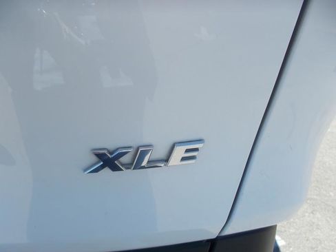 Used 2020 Toyota RAV4 XLE FWD image 11