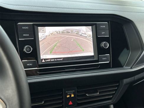 Certified 2024 Volkswagen Jetta SE w/ Panoramic Sunroof Package image 24