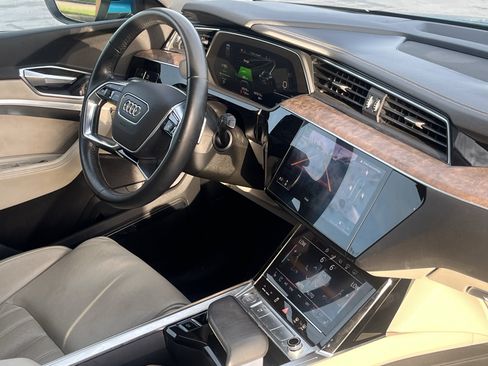 Used 2019 Audi e-tron Prestige w/ Prestige Package AWD/4WD image 16