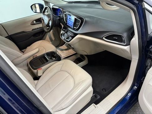 Used 2017 Chrysler Pacifica Touring-L w/ Tire & Wheel Group image 33