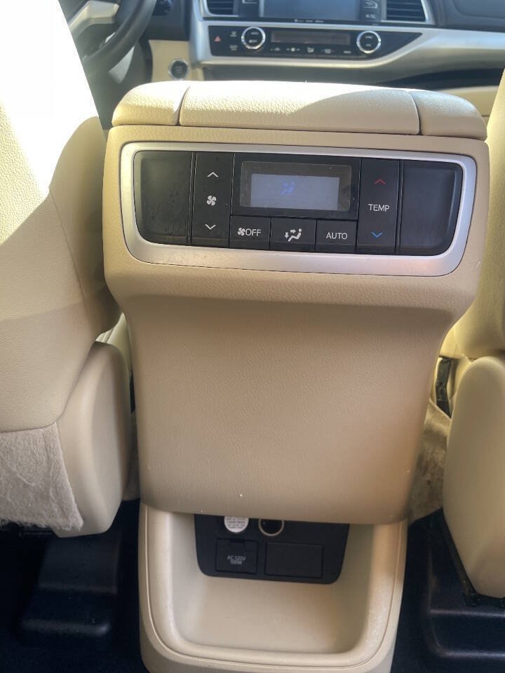 Used 2016 Toyota Highlander XLE AWD/4WD image 14
