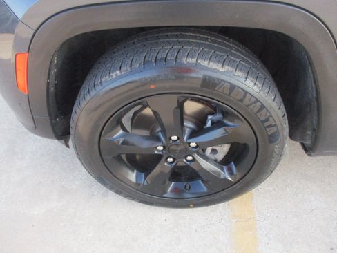 Used 2023 Jeep Grand Cherokee L Limited w/ Luxury Tech Group II AWD/4WD image 3