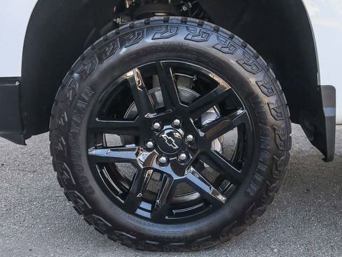 Used 2025 Chevrolet Silverado 1500 Custom Trail Boss w/ Dark Appearance Package image 11