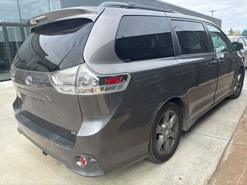 Used 2017 Toyota Sienna SE w/ SE Preferred Package image 4