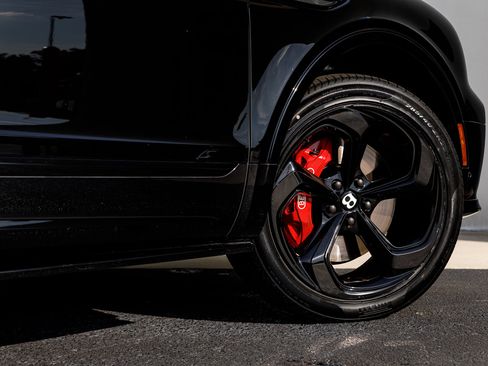 Used 2024 Bentley Bentayga image 23