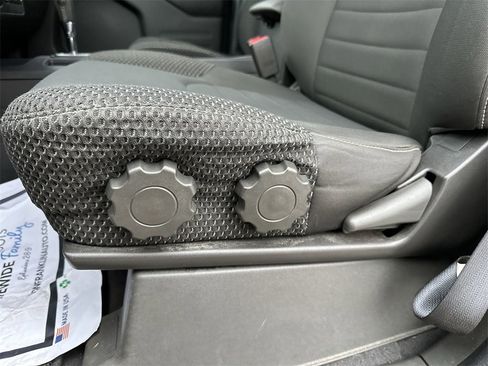 Used 2019 Nissan Frontier PRO-4X image 12