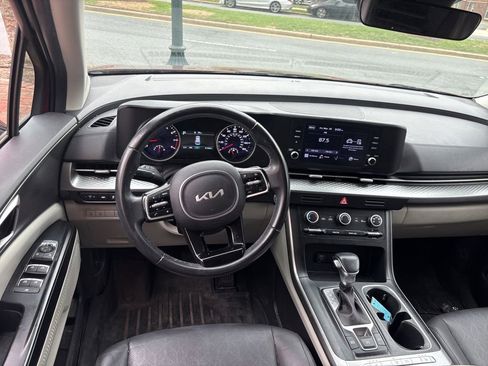 Used 2022 Kia Carnival LX image 10