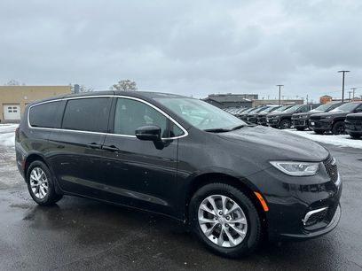 New 2026 Chrysler Pacifica Select
