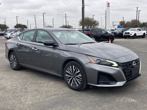 Used 2025 Nissan Altima 2.5 SV image 3