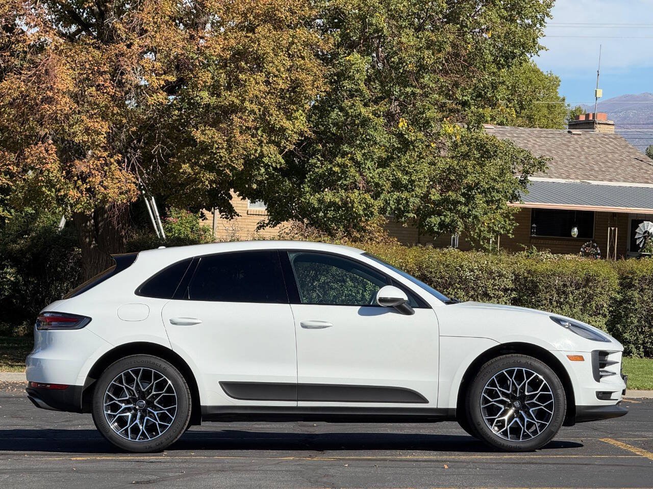 Used 2021 Porsche Macan AWD/4WD image 3
