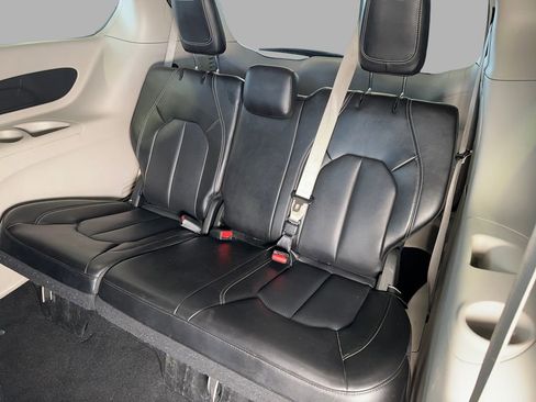 Used 2023 Chrysler Pacifica Touring-L image 17