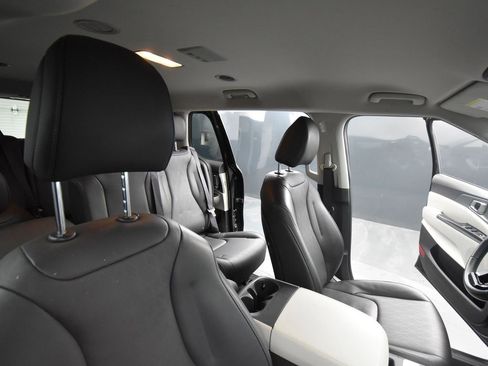 Used 2024 Kia Carnival LX image 17