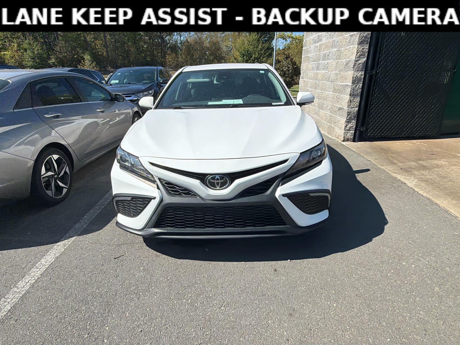 Used 2022 Toyota Camry SE FWD image 2