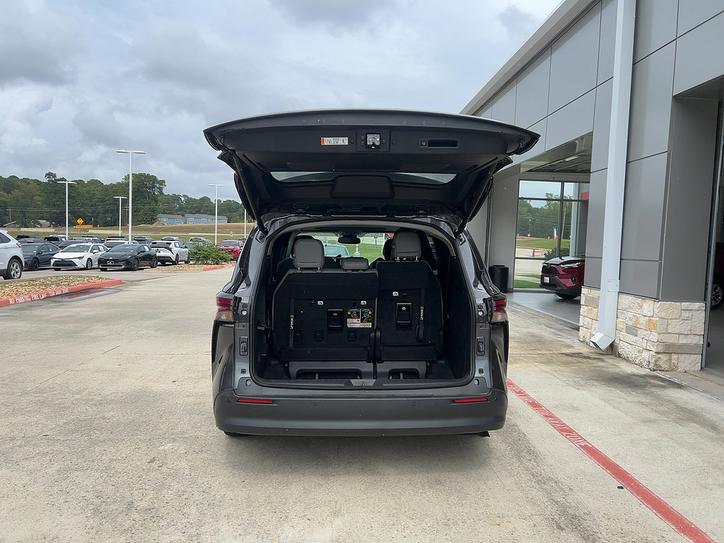 Used 2025 Toyota Sienna XLE FWD image 4