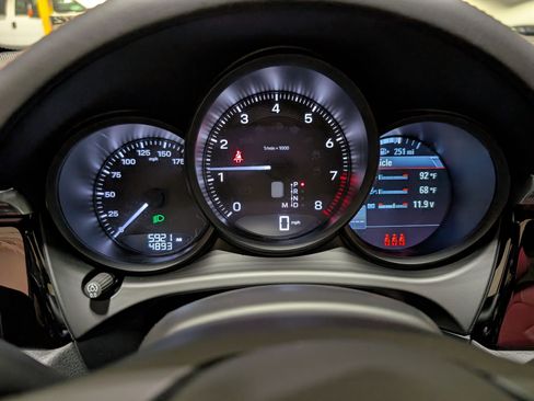 Used 2025 Porsche Macan image 32