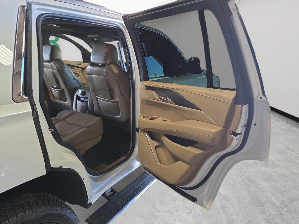 Used 2020 Cadillac Escalade Platinum AWD/4WD image 39