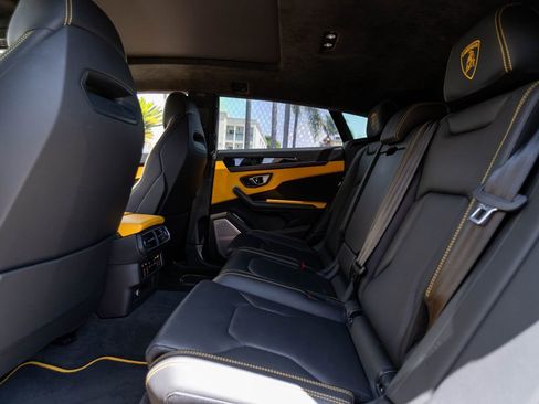 Used 2021 Lamborghini Urus AWD/4WD image 23