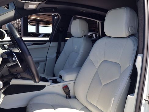 Certified 2023 Porsche Macan S AWD/4WD image 5
