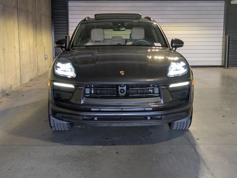 Used 2025 Porsche Macan image 11