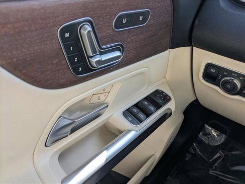 Used 2022 Mercedes-Benz GLB 250 image 18