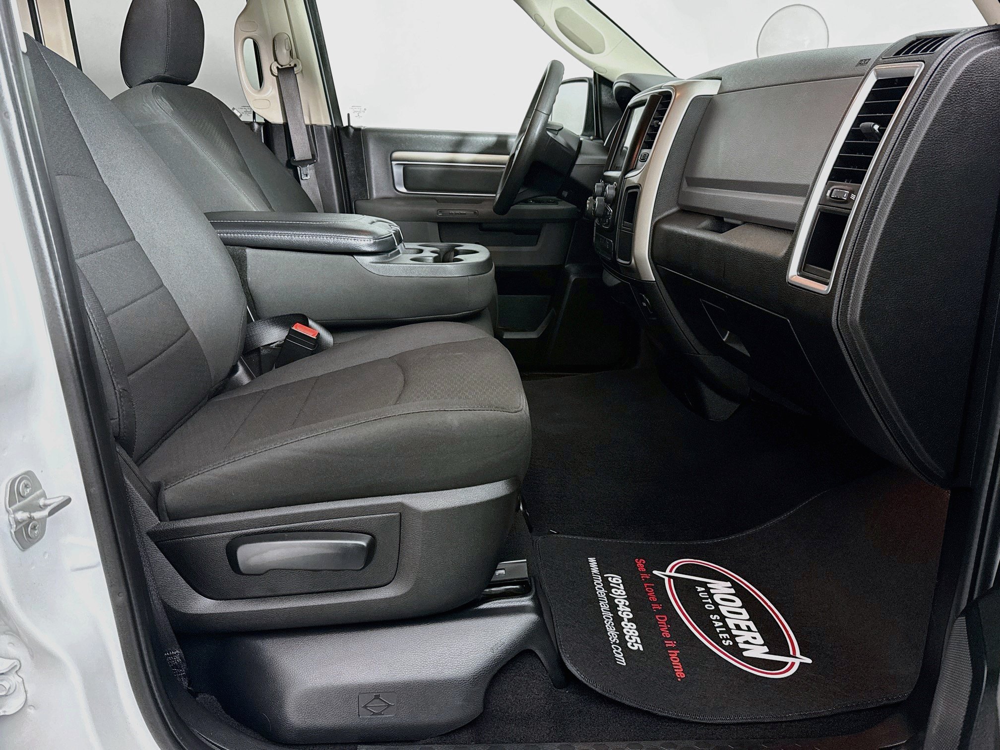 Used 2020 RAM 1500 Classic SLT AWD/4WD image 33