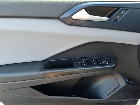 Certified 2022 Volkswagen Taos SE w/ Panoramic Sunroof Package image 16