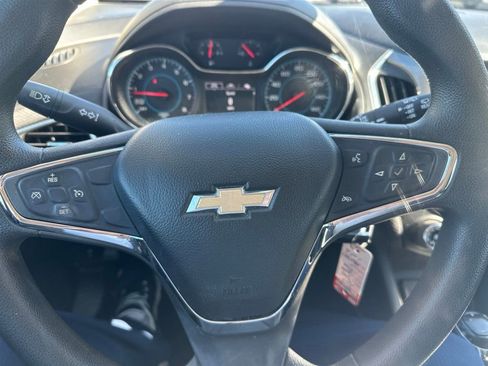 Used 2017 Chevrolet Cruze LT FWD image 11