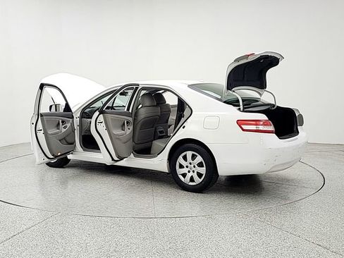 Used 2011 Toyota Camry LE FWD image 12