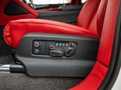 Used 2025 Bentley Bentayga image 16
