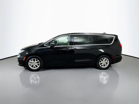 Used 2024 Chrysler Pacifica Touring-L image 4