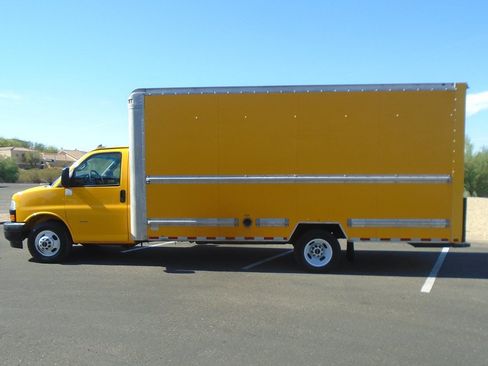 Used 2018 GMC Savana 3500 Extended w/ Driver Convenience Package RWD image 2