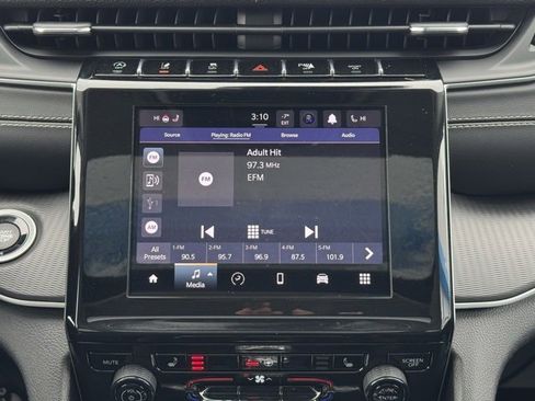 Used 2023 Jeep Grand Cherokee Laredo image 3