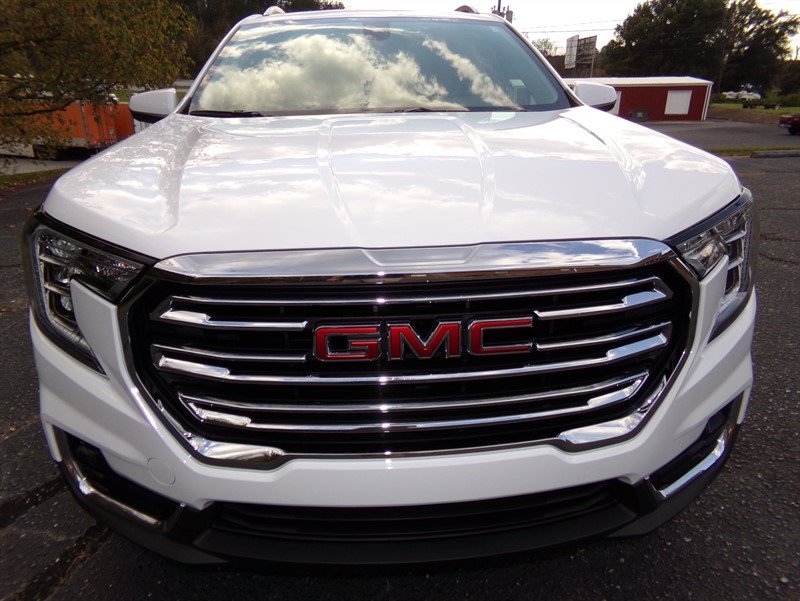 Used 2024 GMC Terrain SLT AWD/4WD image 3