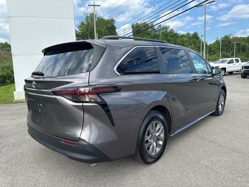 Used 2023 Toyota Sienna LE FWD image 17