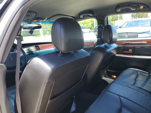 Used 2010 Lincoln Town Car Signature Limited RWD image 9