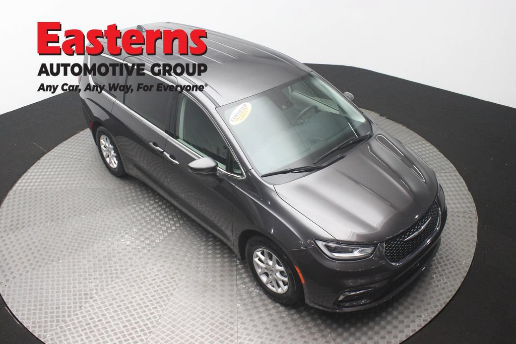 Used 2023 Chrysler Pacifica Touring-L FWD image 5