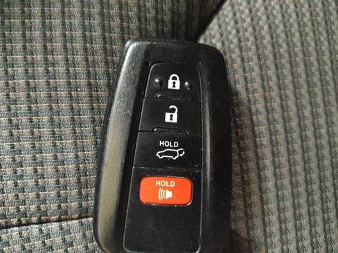 Used 2021 Toyota Highlander LE AWD/4WD image 32