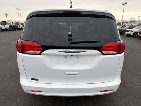 Used 2022 Chrysler Voyager LX image 4